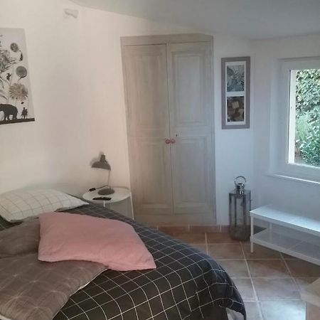Une Chambre En Ville LʼIsle-sur-la-Sorgue Esterno foto