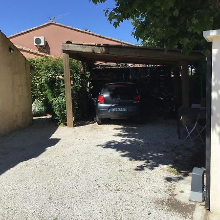 Une Chambre En Ville LʼIsle-sur-la-Sorgue Esterno foto