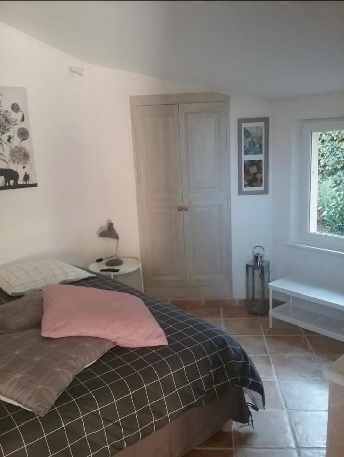 Une Chambre En Ville LʼIsle-sur-la-Sorgue Esterno foto
