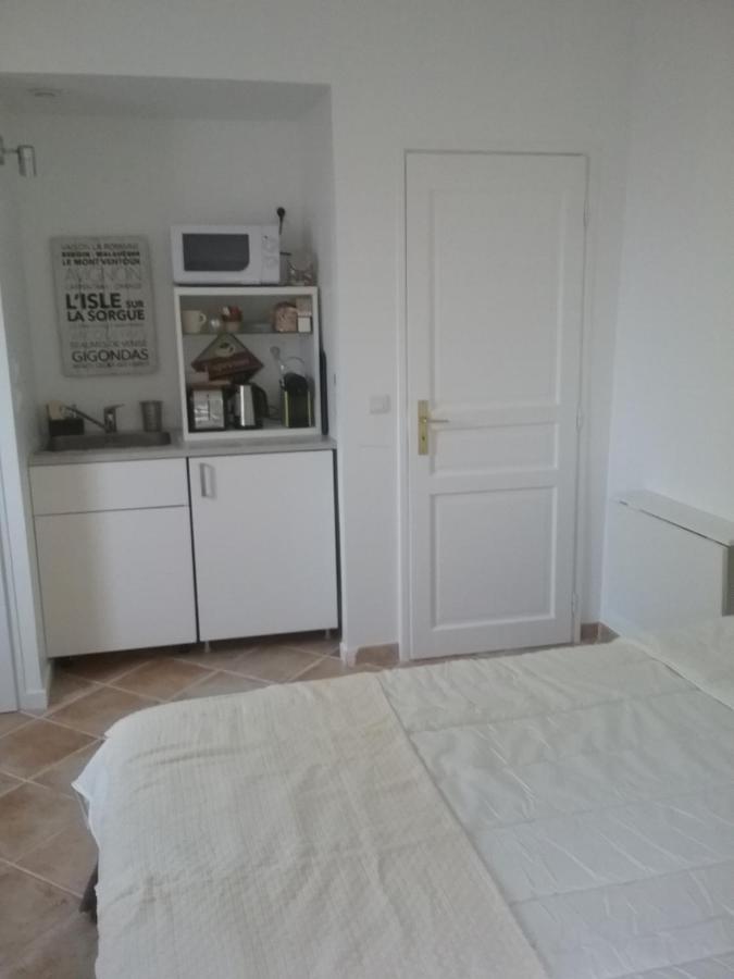 Une Chambre En Ville LʼIsle-sur-la-Sorgue Esterno foto