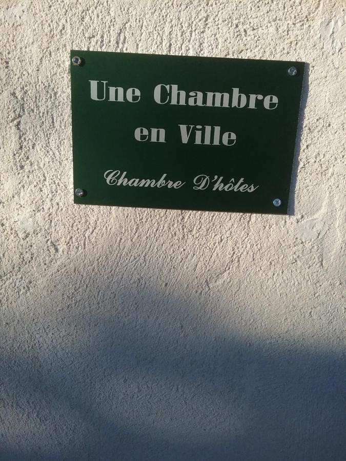 Une Chambre En Ville LʼIsle-sur-la-Sorgue Esterno foto