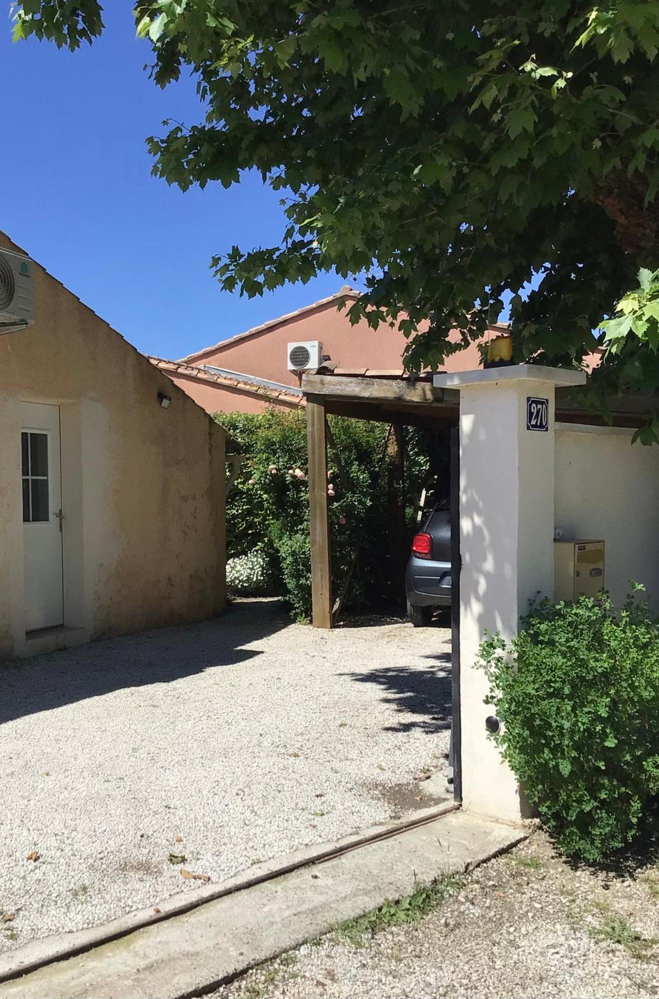 Une Chambre En Ville LʼIsle-sur-la-Sorgue Esterno foto