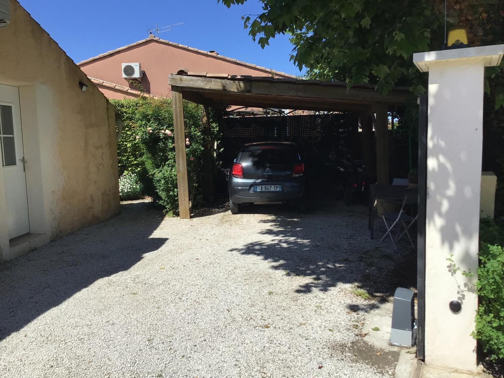 Une Chambre En Ville LʼIsle-sur-la-Sorgue Esterno foto