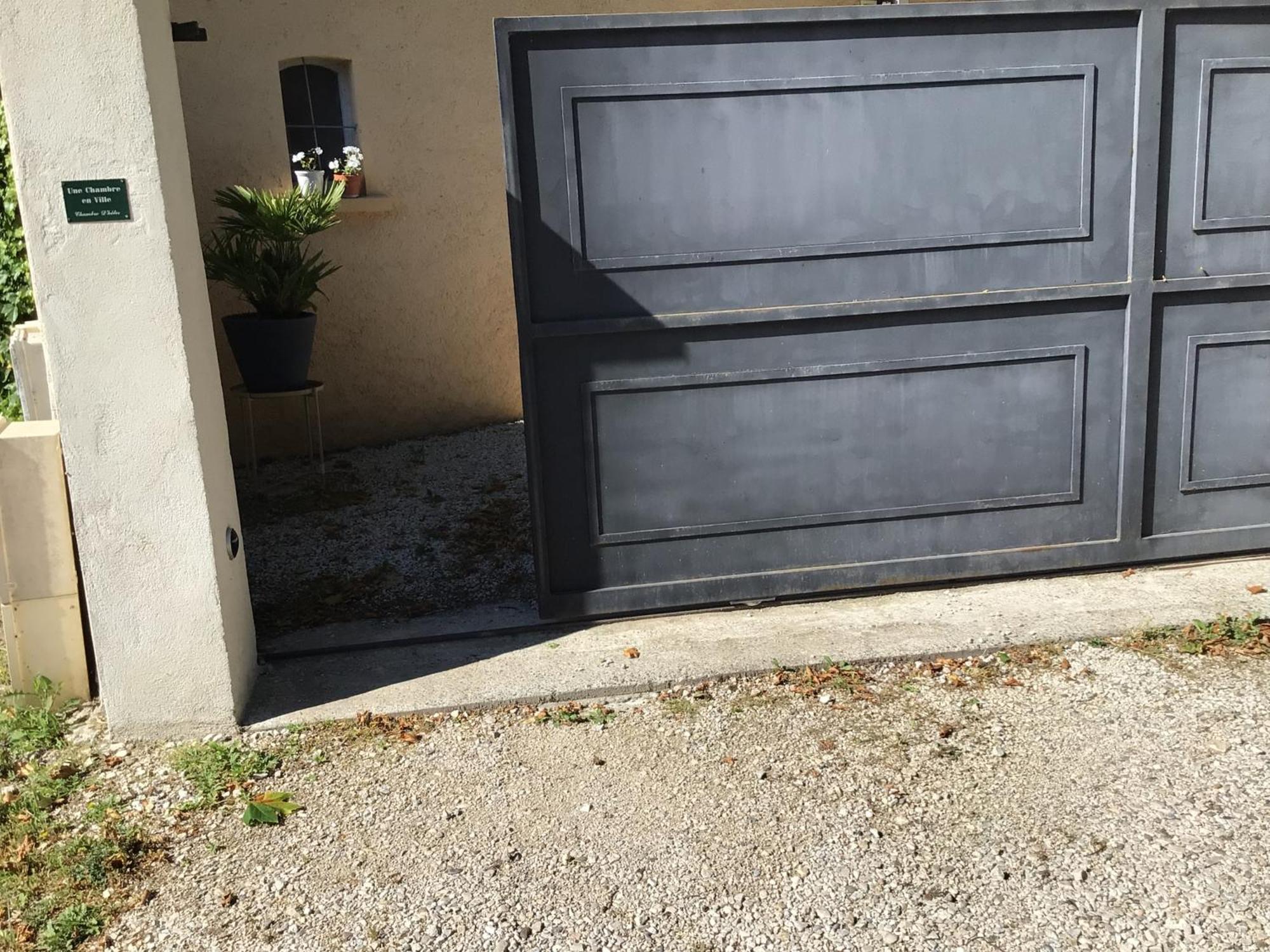 Une Chambre En Ville LʼIsle-sur-la-Sorgue Esterno foto